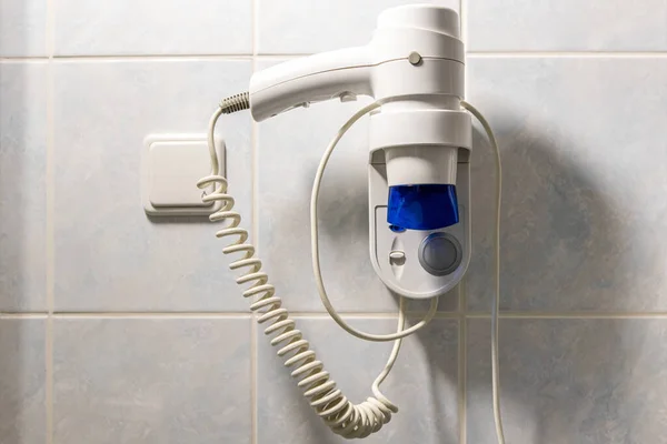 Le sèche-cheveux sur le mur de la salle de bain dans la chambre d'hôtel — Photo