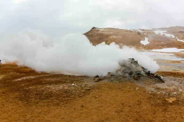 在冰岛寻找间歇泉谷。硫磺泉 — 图库照片