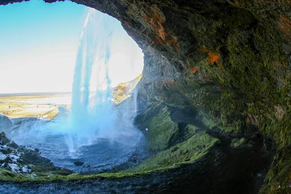 Alta cascada espectacular en Islandia. Lugar famoso — Foto de Stock