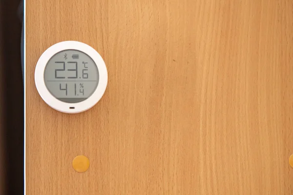 Домашній круглий електронний термометр на дерев'яній стіні — стокове фото