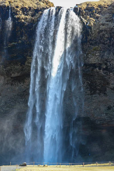 Высокий впечатляющий водопад в Исландии. Фанатское место — стоковое фото