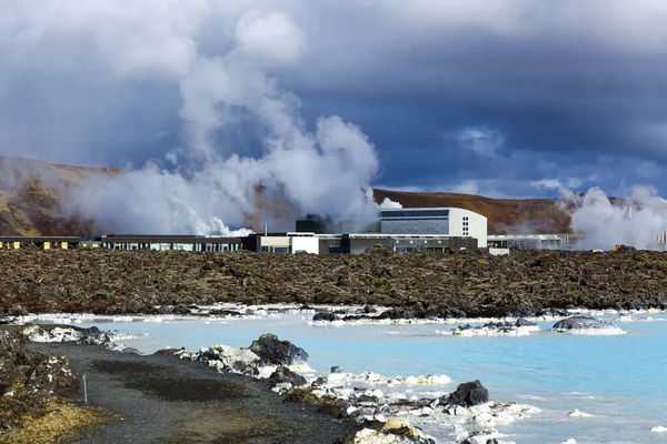 Klares Wasser himmelblaue Farben auf einem Lavafeld. Die blaue Lagune in Island — Stockfoto