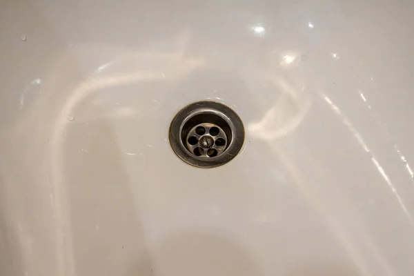 Chrome drain in an acrylic bathtub in the hotel room — Stock Photo, Image