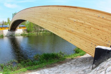 Çek Cumhuriyeti 'nde küçük bir nehrin üzerindeki tahta köprü.