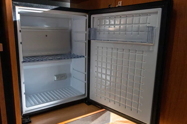 Otel odasındaki mini bar için beyaz boş buzdolabı.