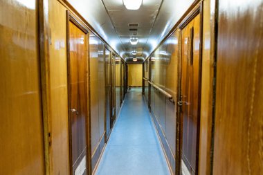 Buz kırıcının içindeki koridor. Gemideki kapılar