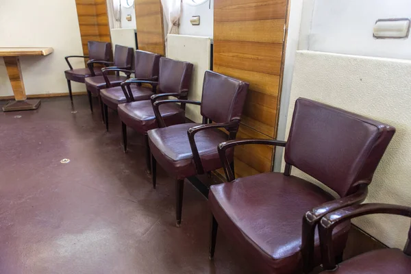 Salle à manger sur le bateau. Vissé aux chaises de plancher — Photo