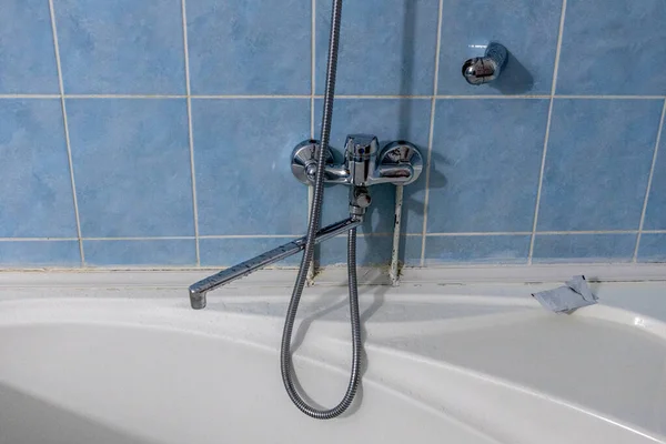 Le vieux robinet et la douche dans la salle de bain dans une chambre d'hôtel pas cher — Photo