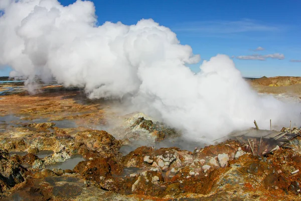 Dampfende Erde in Island. Der Ausgang des Oberflächenpaares, eines aktiven Geysirs — Stockfoto
