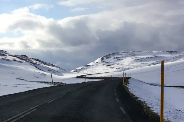 Заснеженные дороги северной Исландии, долгий путь — стоковое фото