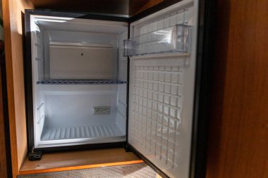Otel odasındaki mini bar için beyaz boş buzdolabı.