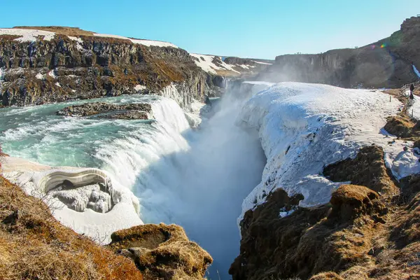 Szybki i głęboki duży wodospad w śniegu, zimą Islandia — Zdjęcie stockowe