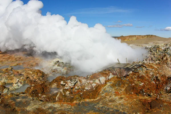 Vapeur de terre en Islande. La sortie de la paire de surface, un geyser actif — Photo