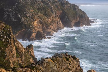Portekiz 'deki Kaya Burnu yakınlarında okyanus kıyısındaki kayalar. Avrupa 'nın en batı noktası.