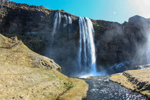 Högt spektakulärt vattenfall på Island. Berömd plats — Stockfoto