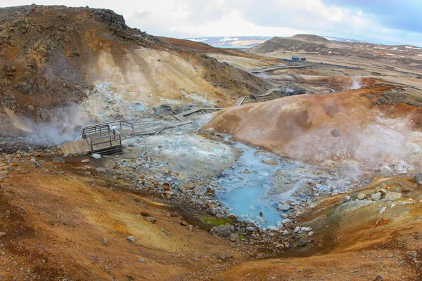 Géiseres sulfúricos burbujeantes en Islandia. Potente geotérmica —  Fotos de Stock