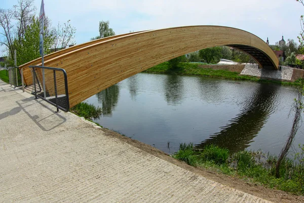 Puente de madera sobre un pequeño río en la República Checa — Foto de Stock