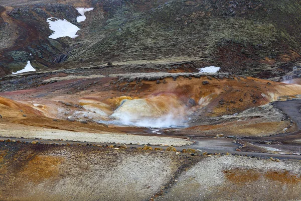 Gorgoglianti geyser solforici in Islanda. Potente geotermia — Foto Stock