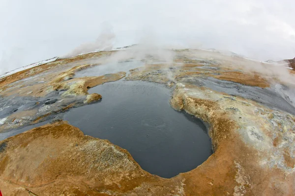 アイスランドでは硫黄の間欠泉が泡立っています。強力な地熱 — ストック写真