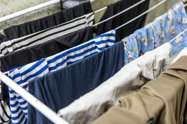 Πολύχρωμα ρούχα στεγνώνουν στο στεγνωτήριο μετά το πλύσιμο — Φωτογραφία Αρχείου