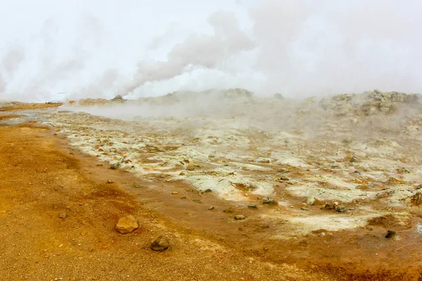 Blubbernde schwefelhaltige Geysire in Island. Starke Geothermie — Stockfoto