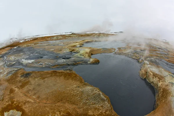 冰岛正在冒泡的硫磺间歇泉强大的地热 — 图库照片