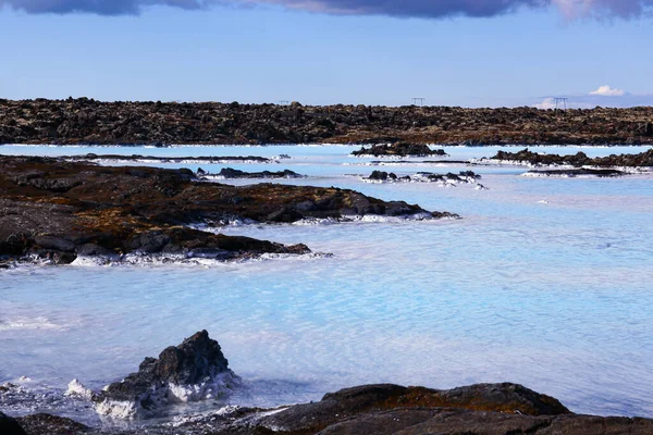 Klares Wasser himmelblaue Farben auf einem Lavafeld. Die blaue Lagune in Island — Stockfoto