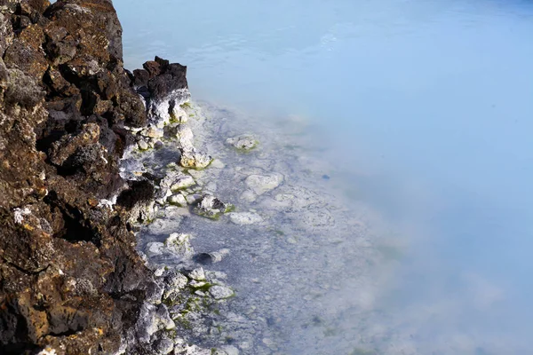 I colori azzurri di cielo di acqua limpida su un campo lavico. La laguna blu in Islanda — Foto Stock
