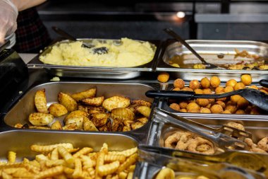 Fast food restoranında patates tabağı. Kızarmış sebze.