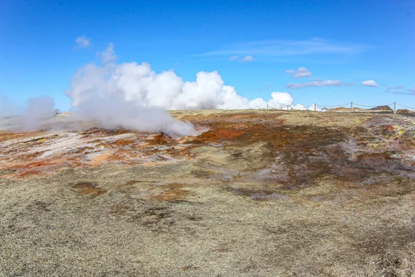 冰岛的蒸腾的土地。表面对的出口，一个有源的间歇泉 — 图库照片