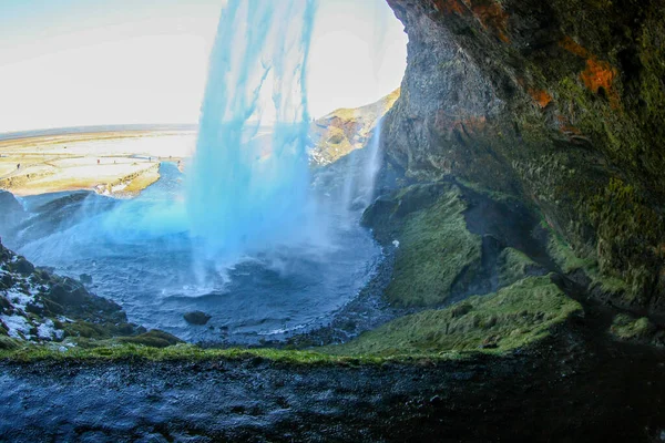 Alta cachoeira espetacular na Islândia. Lugar famoso — Fotografia de Stock