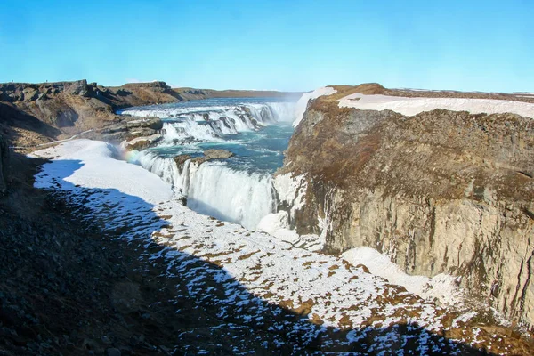 Быстрый и глубокий большой водопад в снегу, зимой Исландия — стоковое фото