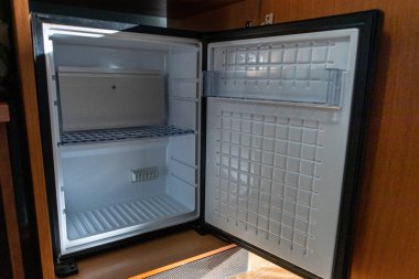 Otel odasındaki mini bar için beyaz boş buzdolabı.