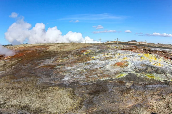 Парування землі в Ісландії. Вихід з поверхні пари, активний гейзер — стокове фото