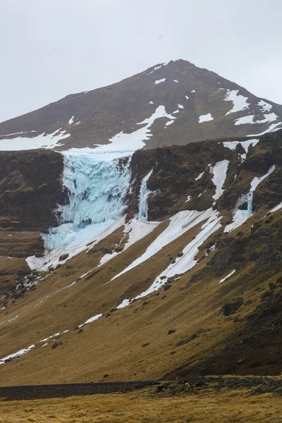 Gefrorener Wasserfall in Nordisland. Das Wasser verwandelte sich in Eis — Stockfoto