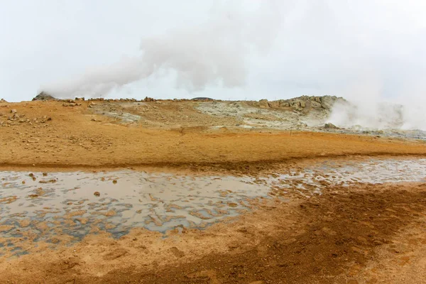 Blubbernde schwefelhaltige Geysire in Island. Starke Geothermie — Stockfoto