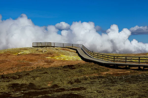 La vapeur monte des entrailles de la terre. Geyser en Islande. Source d'énergie alternative — Photo