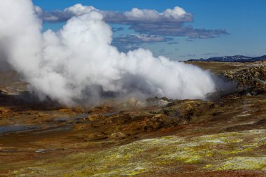 Dünyanın bağırsaklarından buhar yükseliyor. İzlanda 'da gayzer. Alternatif enerji kaynağı