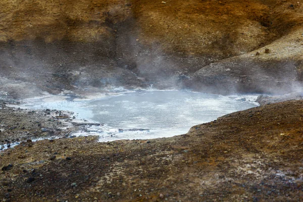 O vapor sobe das entranhas da terra. Geyser na Islândia. Fonte de energia alternativa — Fotografia de Stock