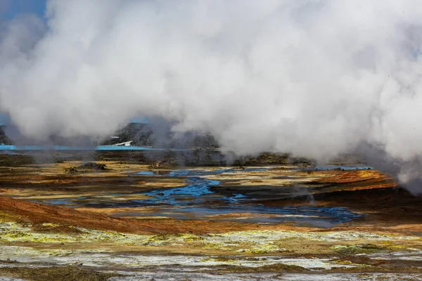 El vapor sale de las entrañas de la tierra. Géiser en Islandia. Fuente de energía alternativa —  Fotos de Stock