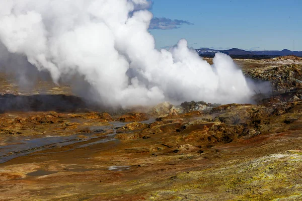 Dampf steigt aus den Eingeweiden der Erde auf. Geysir in Island. Alternative Energiequelle — Stockfoto