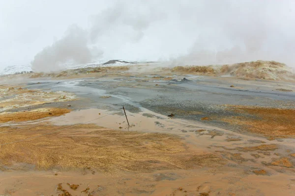 Geysers sulfúricos borbulhantes na Islândia. Potente geotérmica — Fotografia de Stock