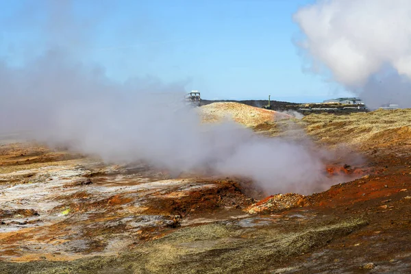 Dampf steigt aus den Eingeweiden der Erde auf. Geysir in Island. Alternative Energiequelle — Stockfoto