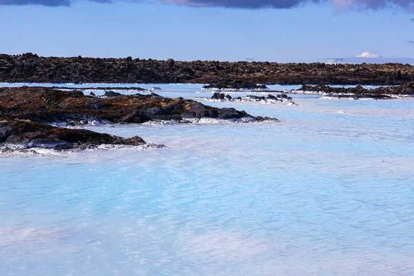 溶岩原の澄んだ水の空の青。アイスランドの青いラグーン — ストック写真