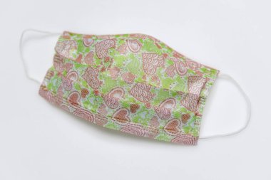 Beyaz arka planda renkli tıbbi maske. Koronavirüse karşı kişisel koruma