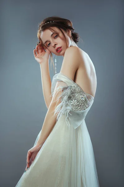 밝고 투명 한 옷을 입고 어깨에 반짝 이는 요소가 있는 역 스타일의 소녀의 감정적 인 구식 초상화. — 스톡 사진