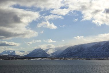 İzlanda 'da güzel kar tepeli dağlar gökyüzüne karşı