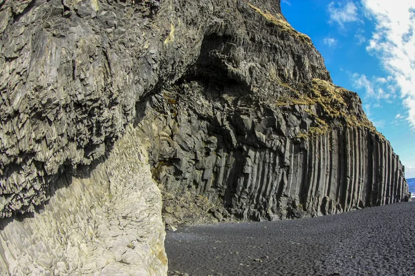Базальтова колона в Ісландії. Тло — стокове фото