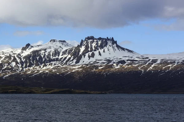 Montagnes majestueuses couvertes de neige près de l'océan. Le paysage de l'Islande — Photo