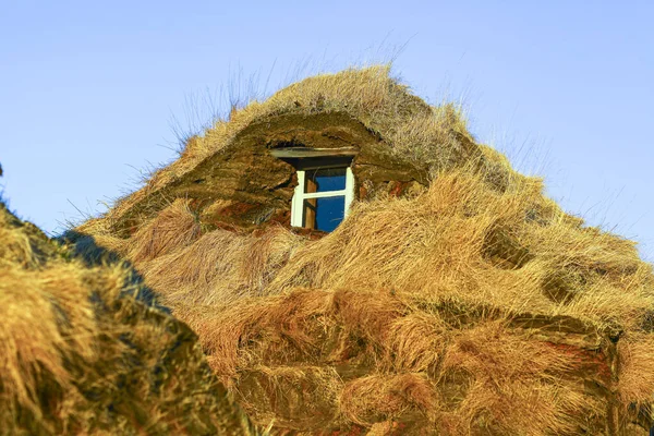 Casas de madera de color hechas de material natural con techo de hierba. Paisaje auténtico de Islandia — Foto de Stock